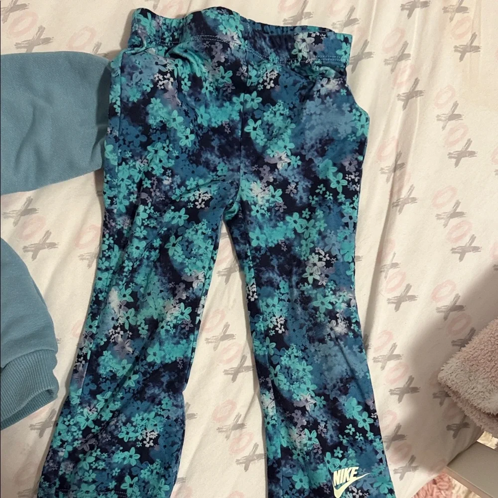 Nike Kids Teal and Black Floral Leggings - Picture 3 of 4